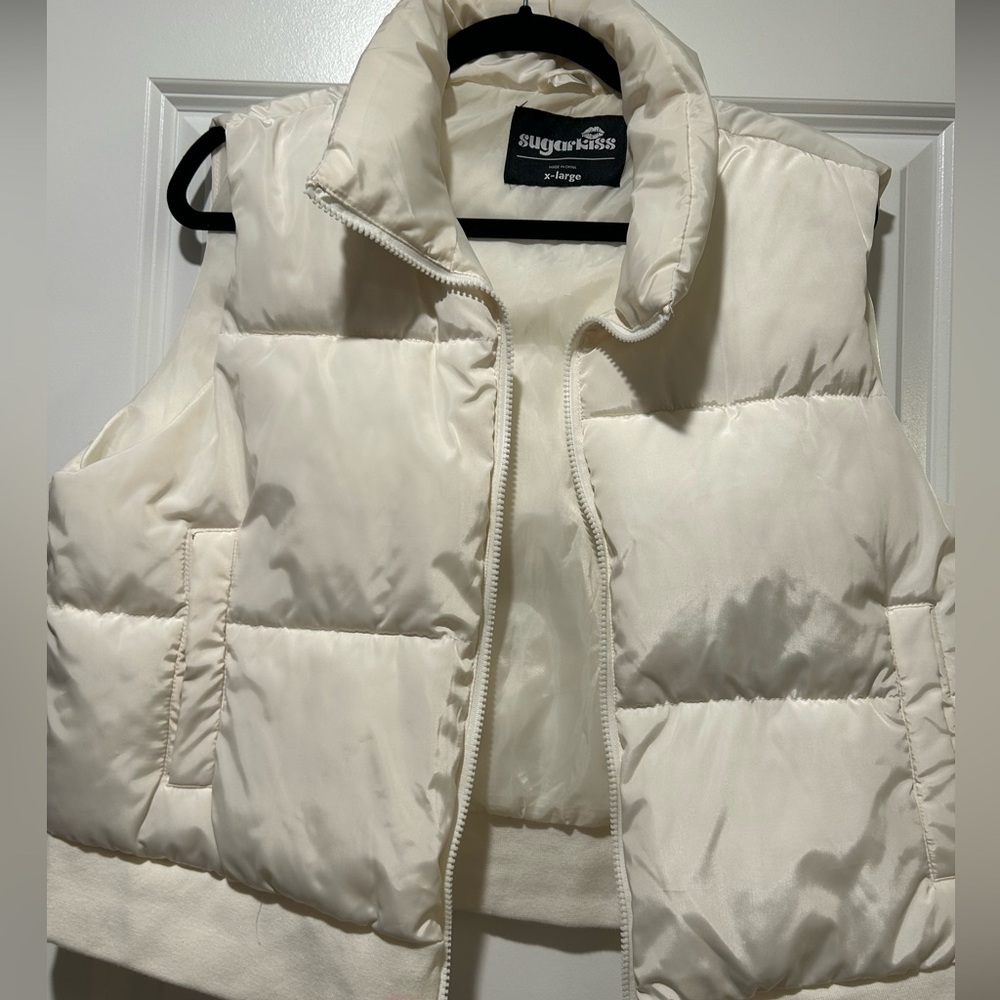Women's Cream Puffer Vest size XL slightly cropped